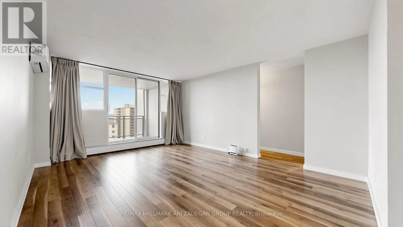 1406 - 975 WARWICK COURT