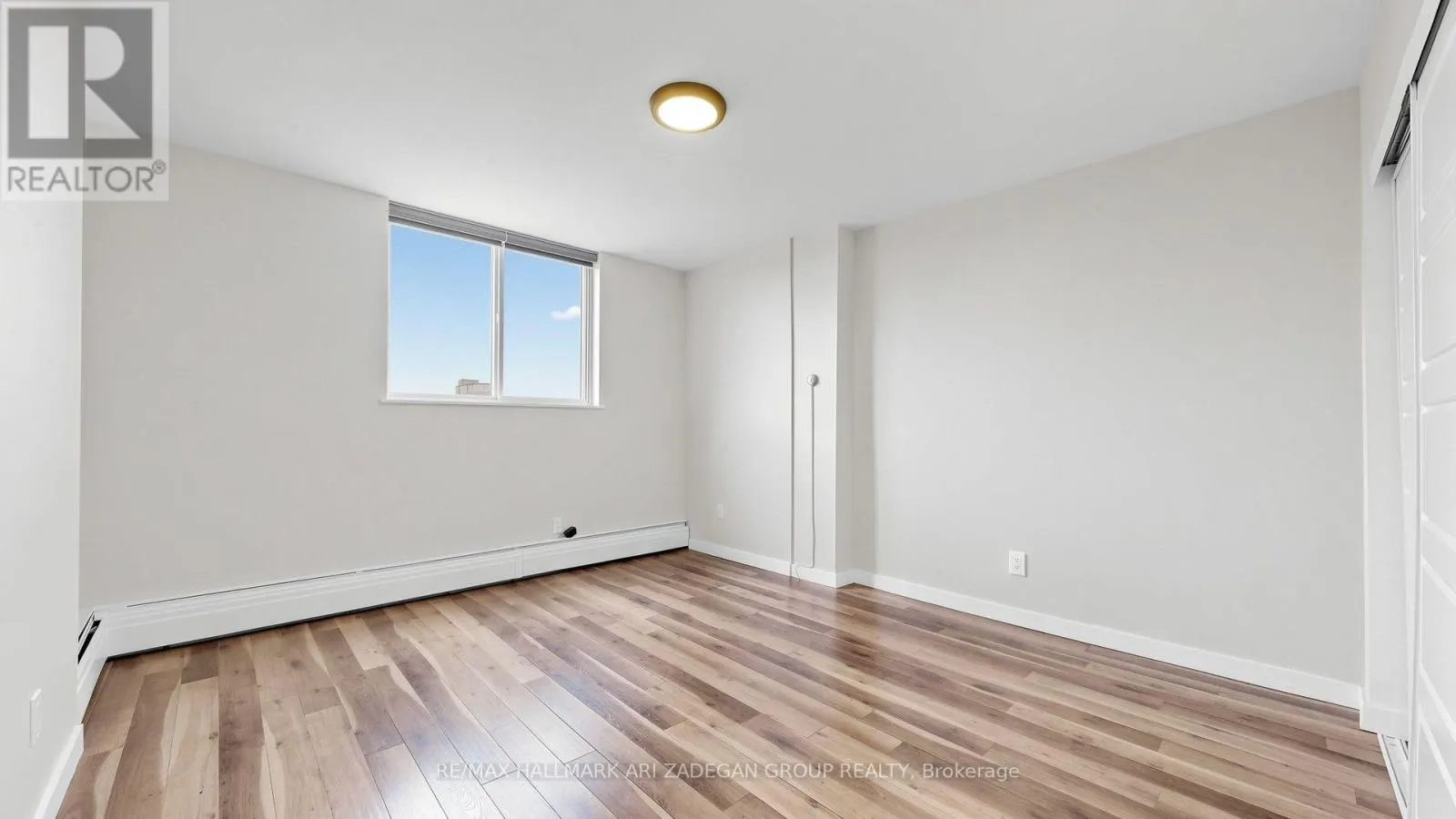 1406 - 975 WARWICK COURT