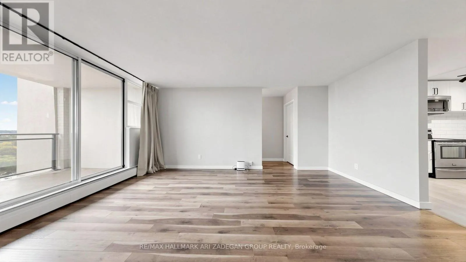1406 - 975 WARWICK COURT