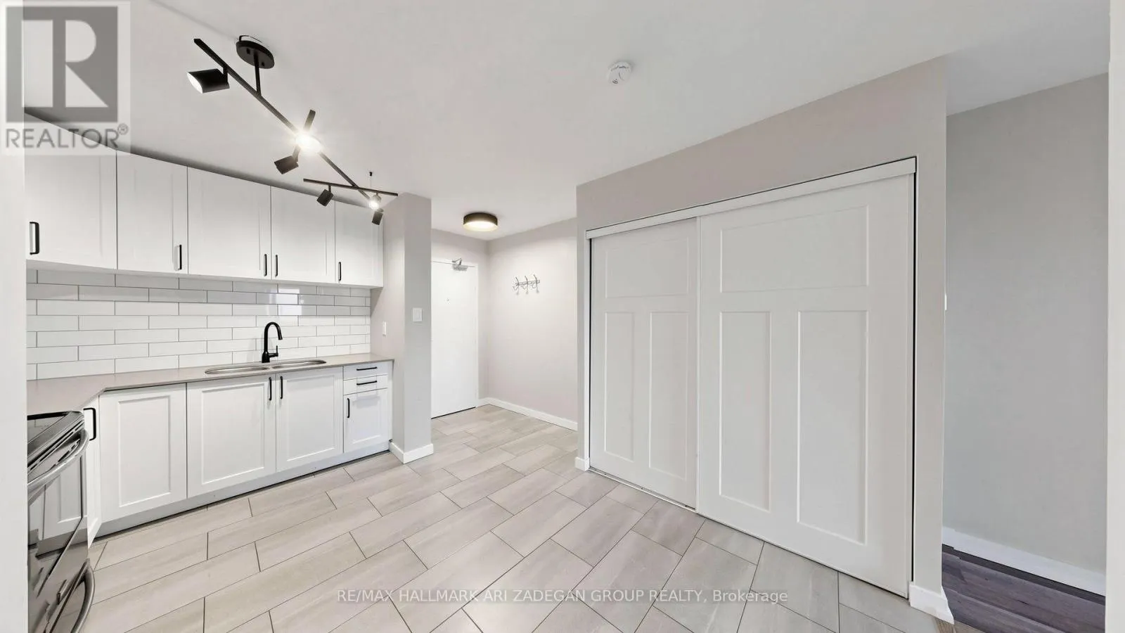 1406 - 975 WARWICK COURT