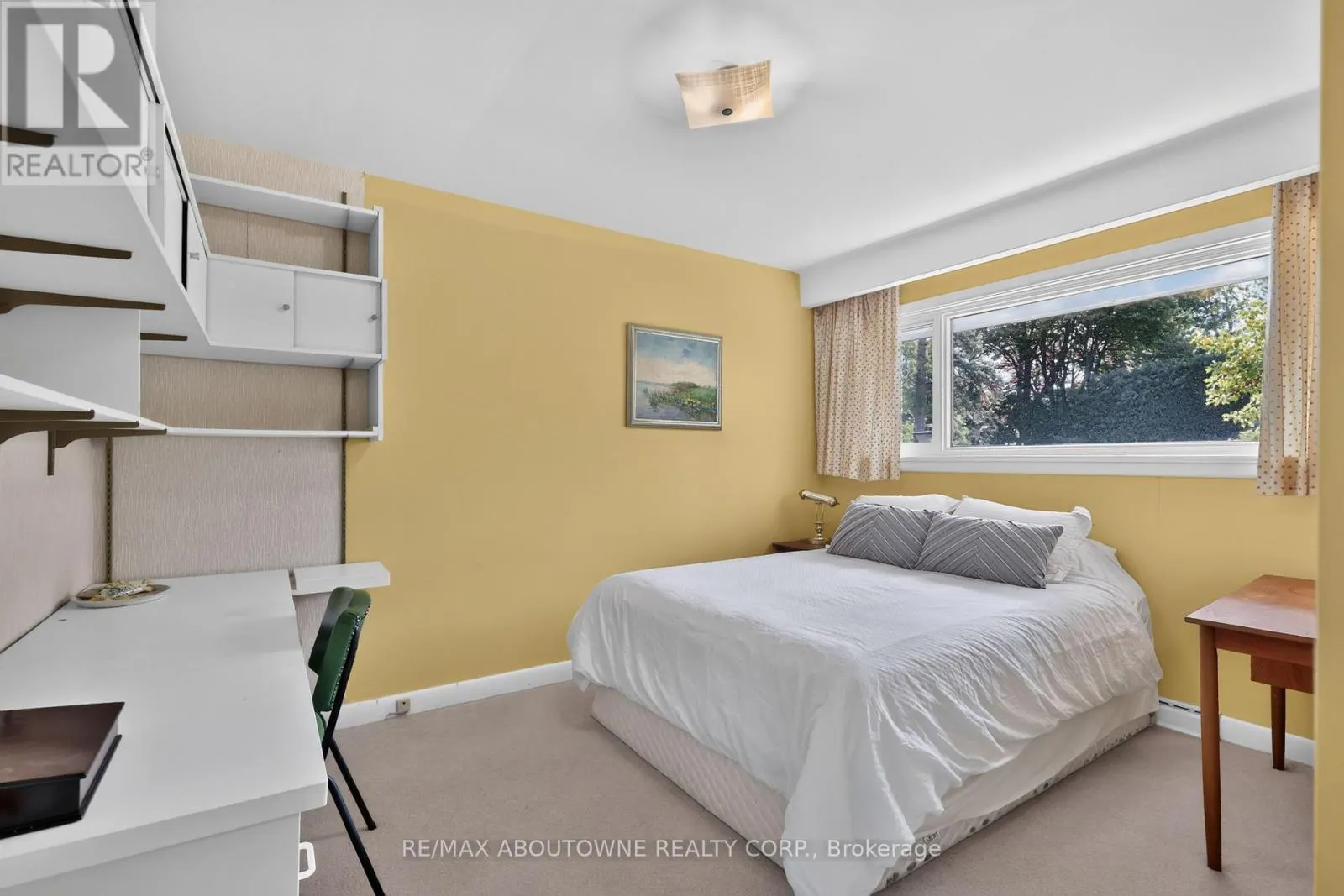 2086 GLENFOREST CRESCENT