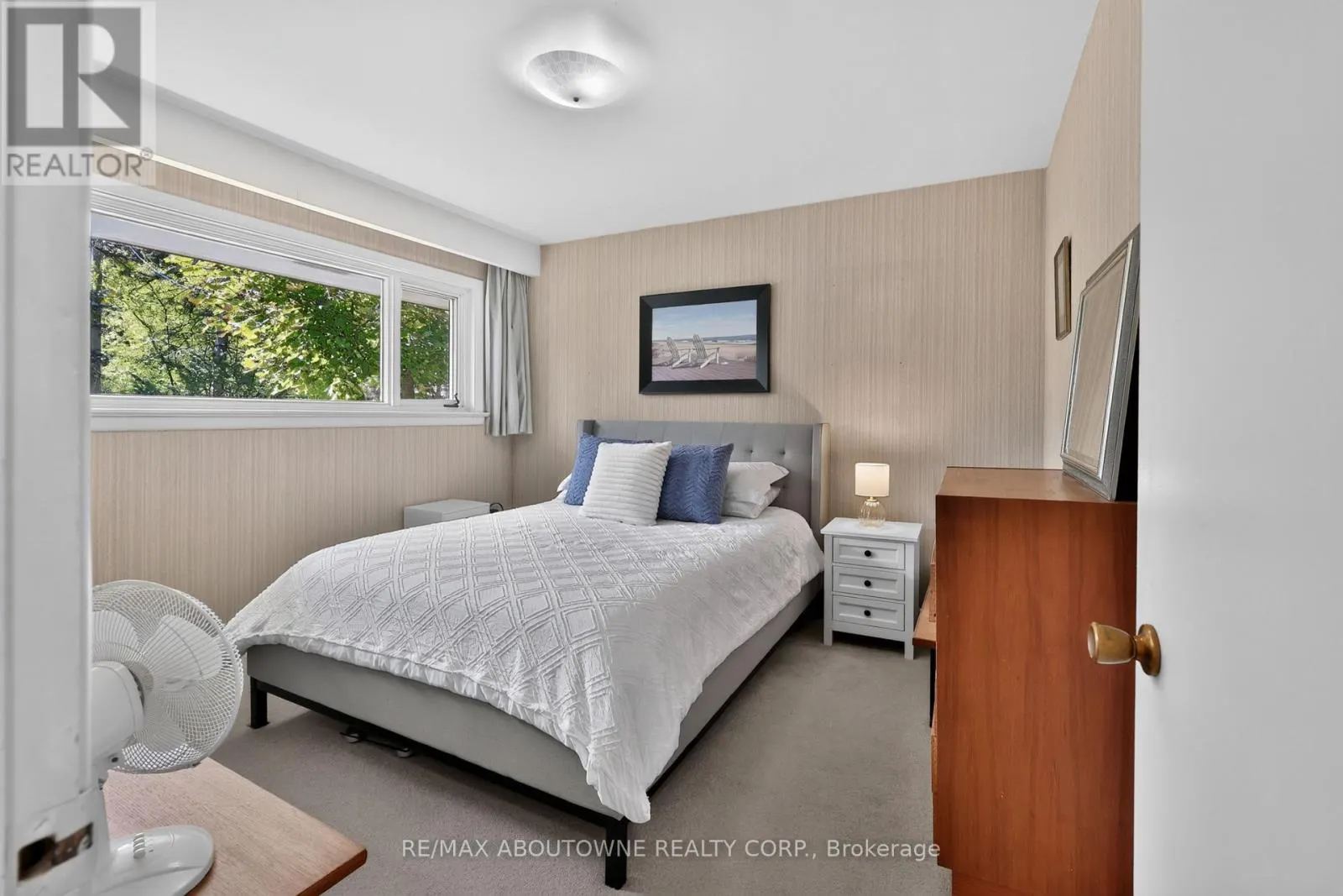 2086 GLENFOREST CRESCENT