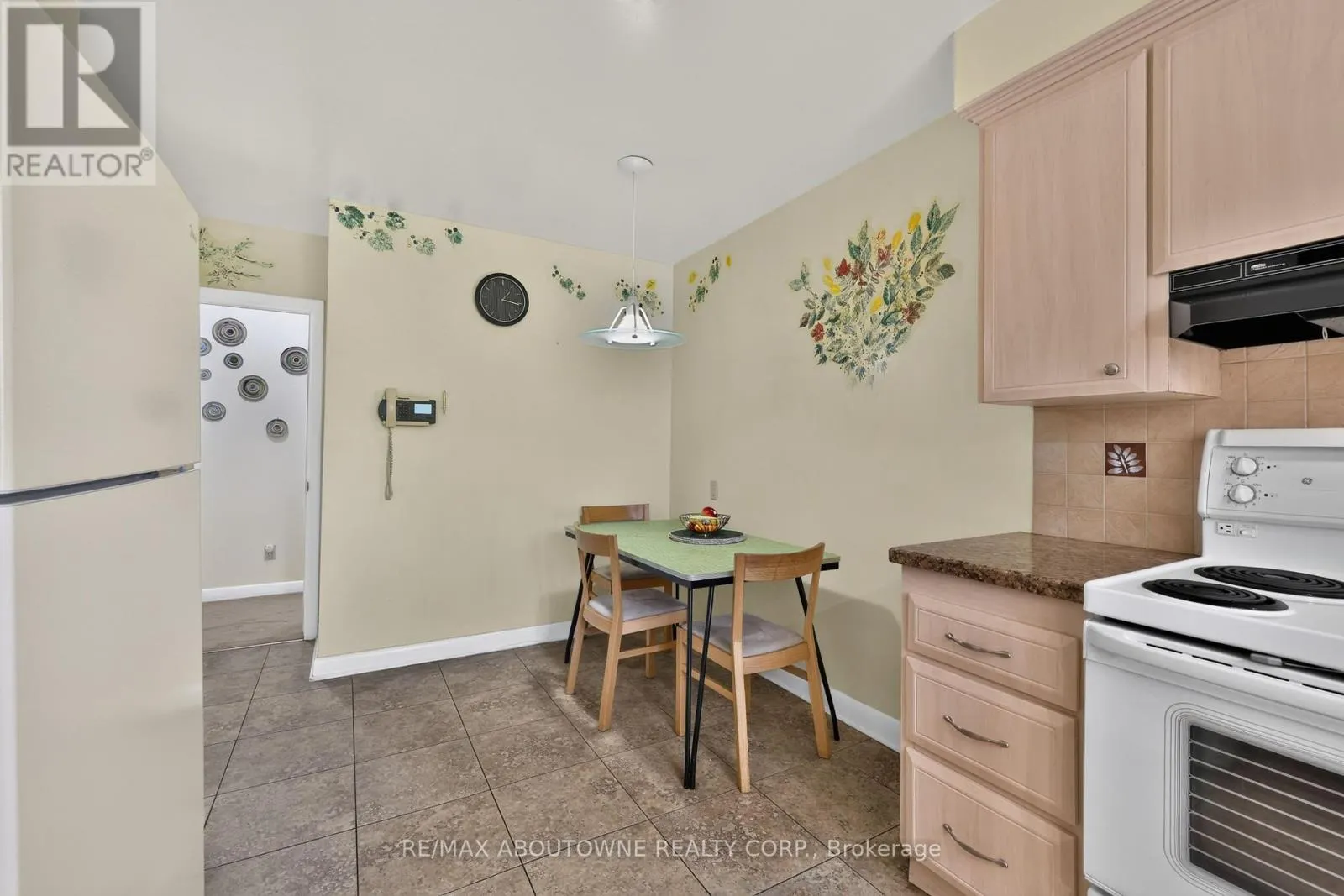 2086 GLENFOREST CRESCENT