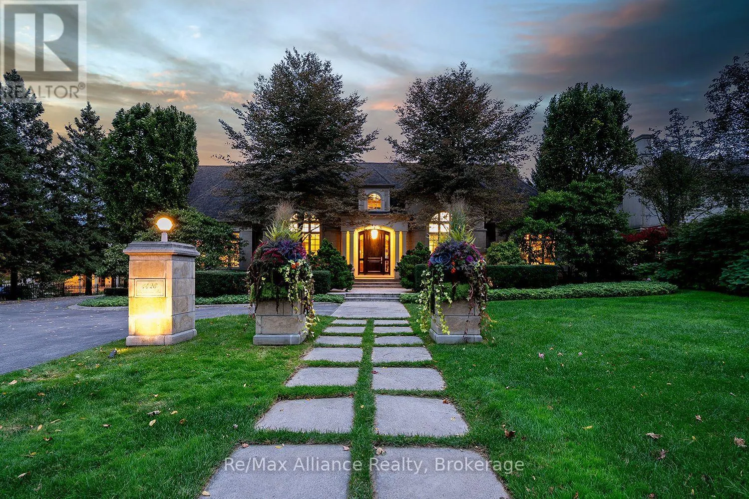 1426 LAKESHORE ROAD E