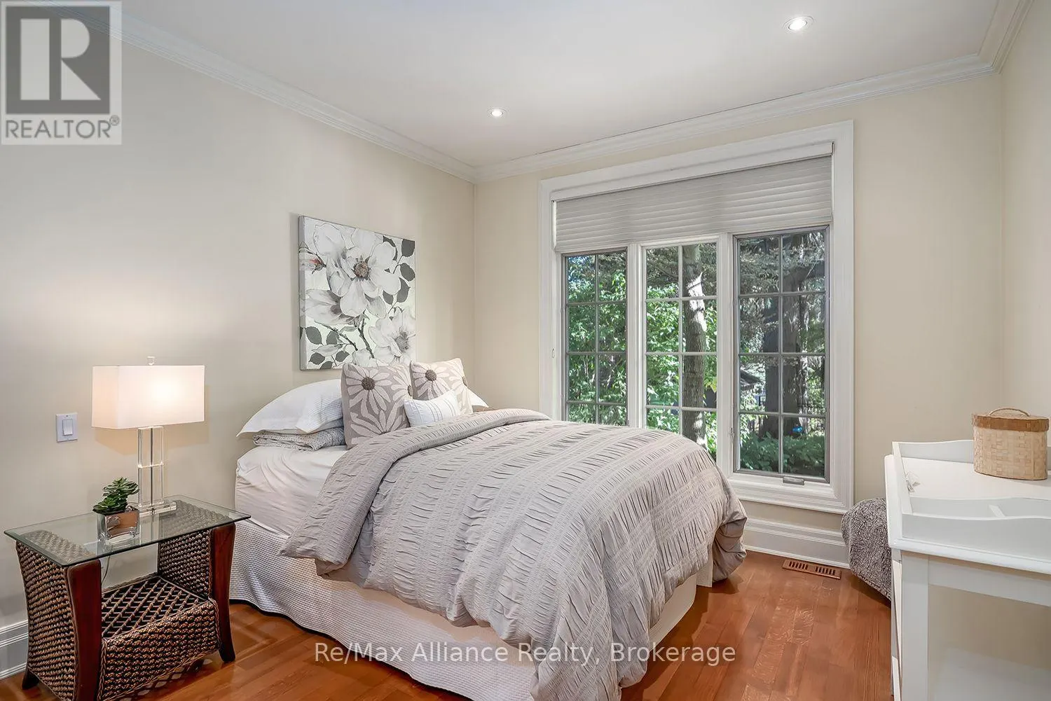 1426 LAKESHORE ROAD E