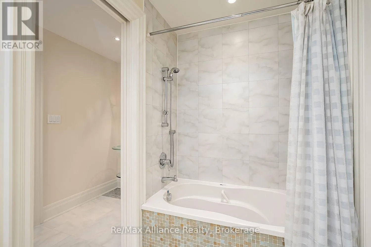 1426 LAKESHORE ROAD E