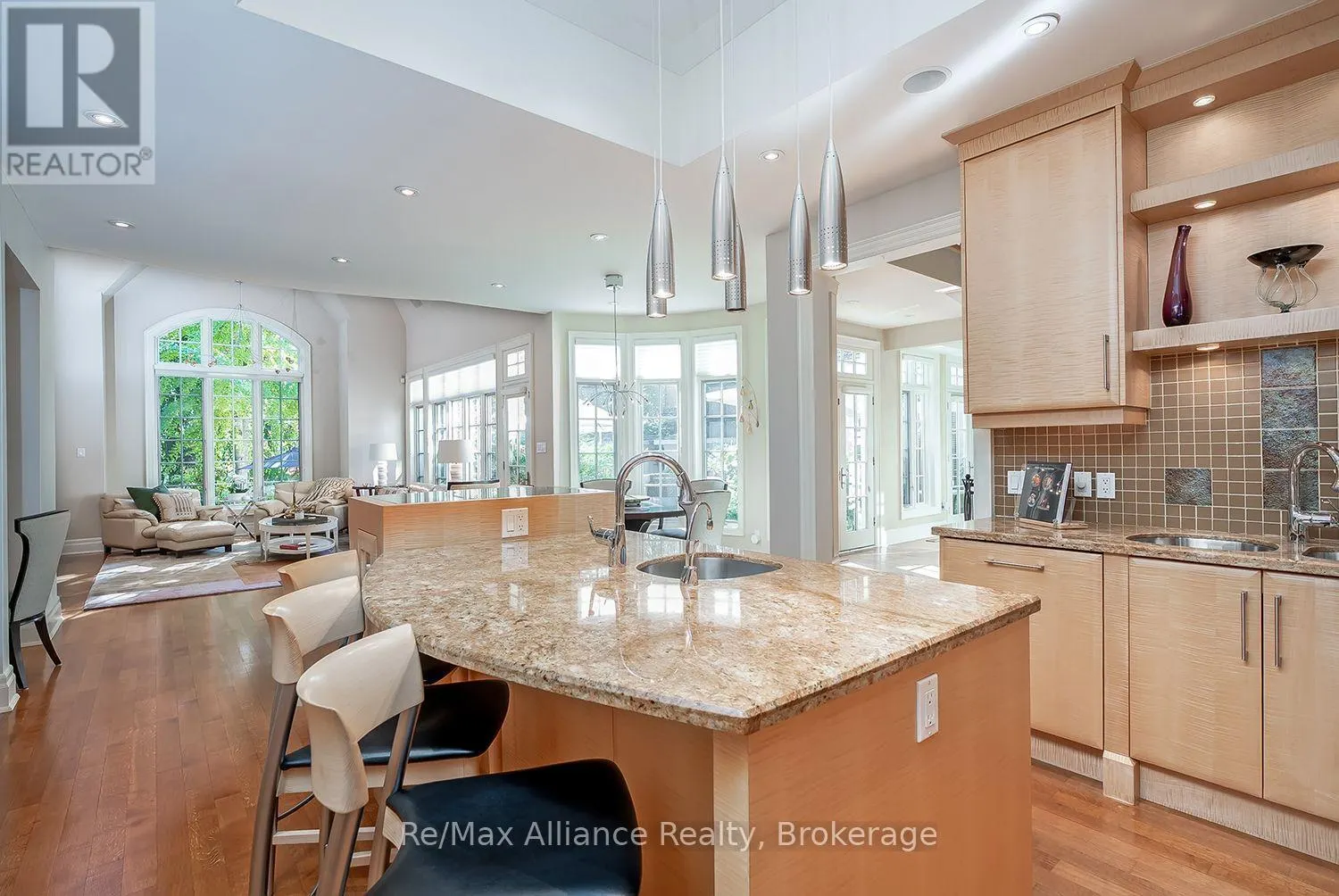 1426 LAKESHORE ROAD E