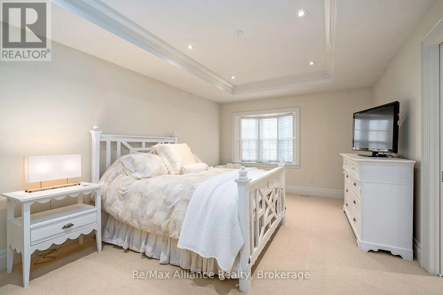 1426 LAKESHORE ROAD E