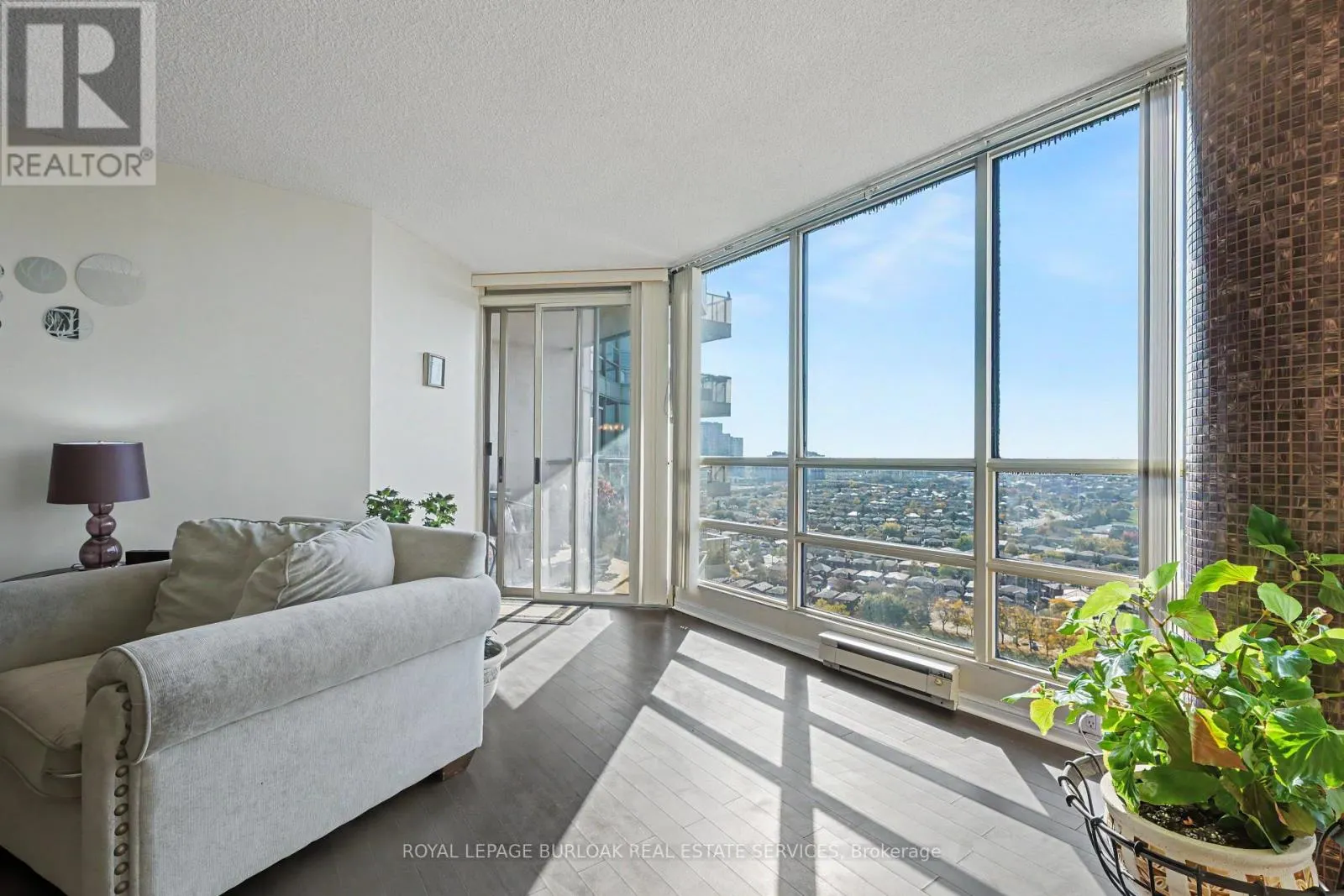 2407 - 45 KINGSBRIDGE GARDEN CIRCLE