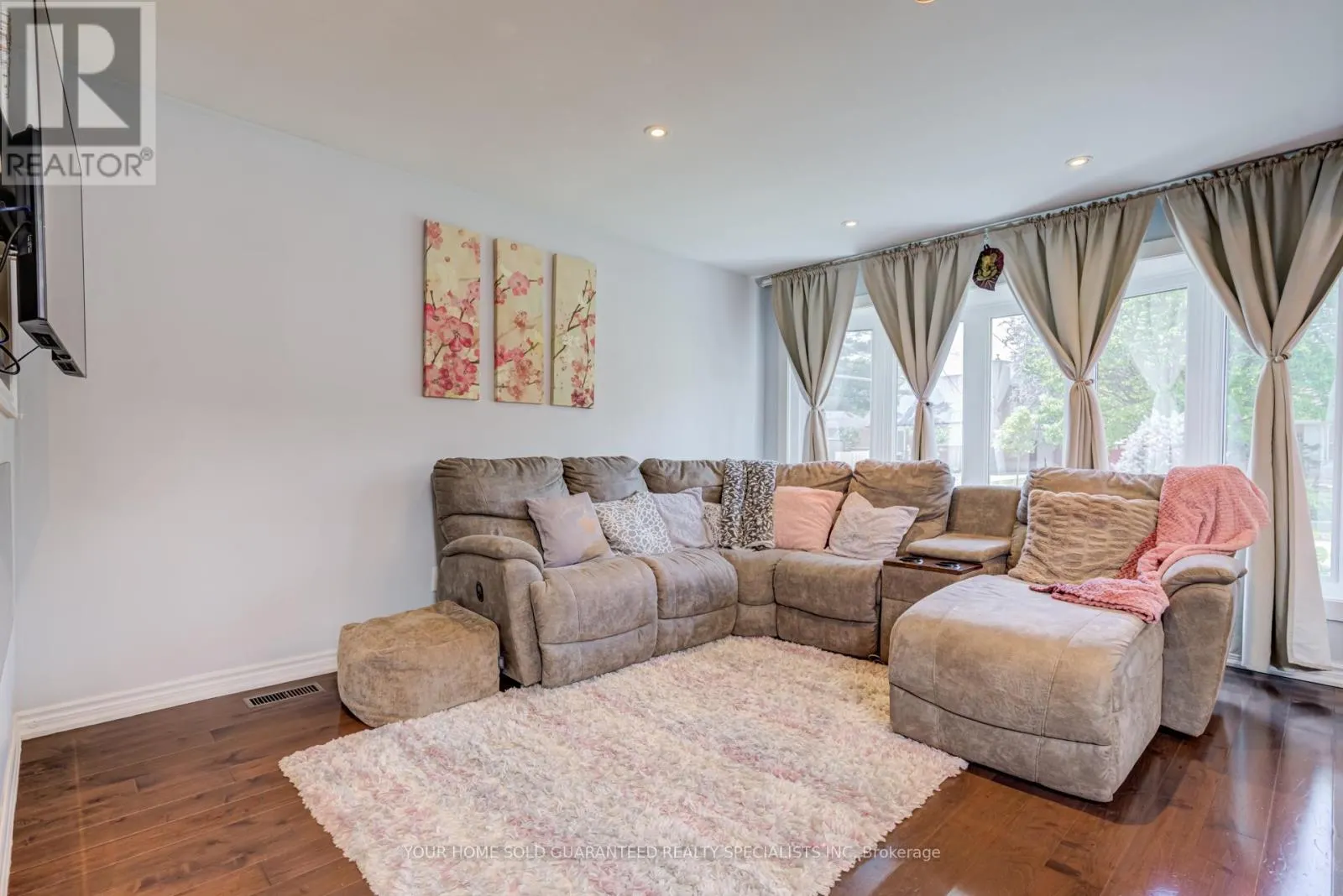 5 HALLOW CRESCENT