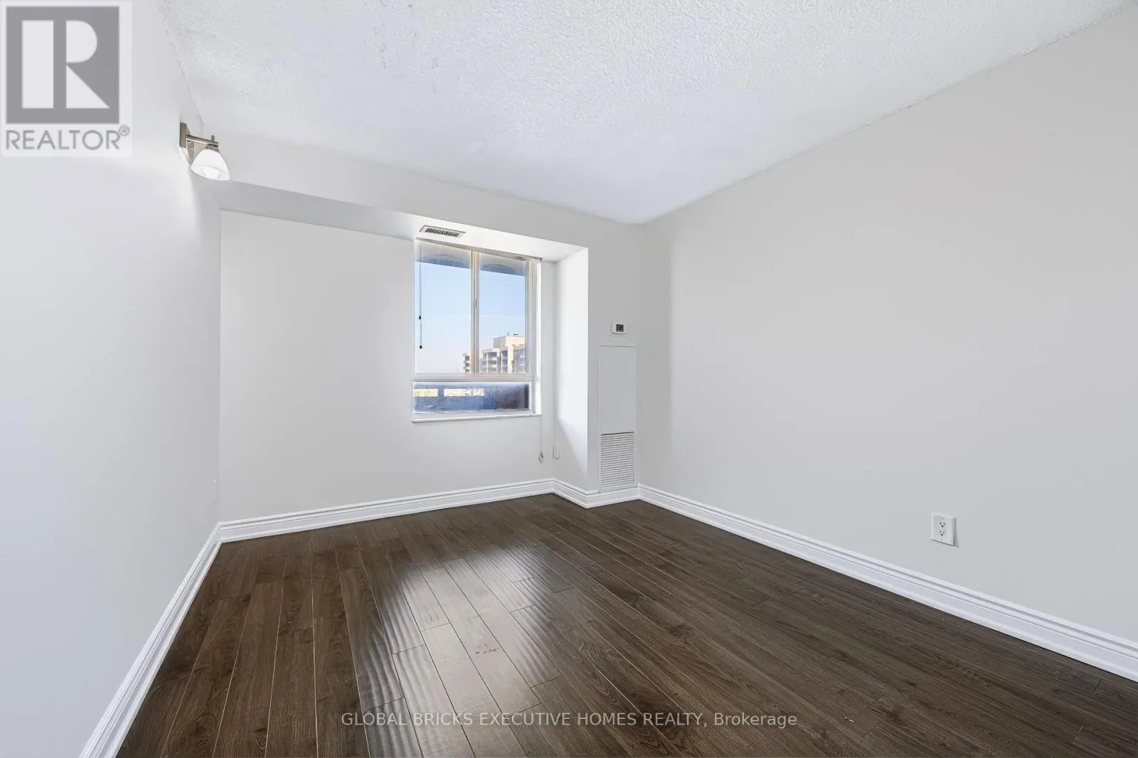 1404 - 5 LISA STREET