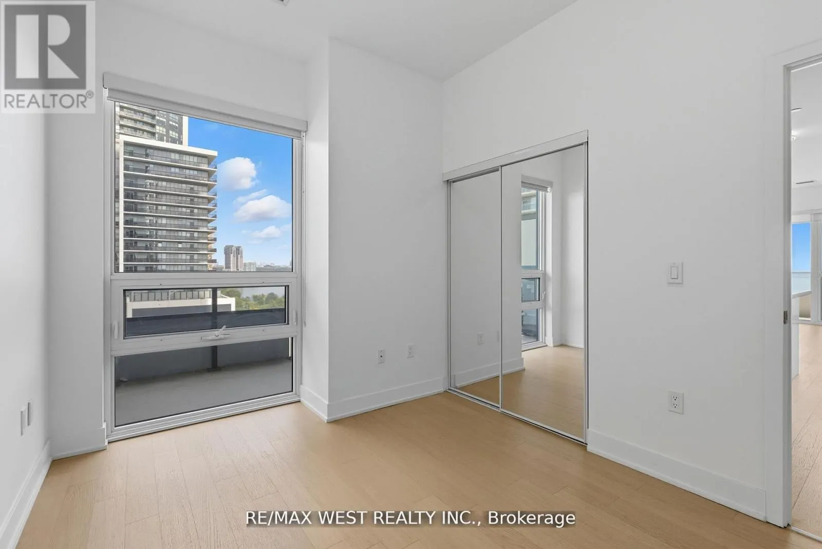 702 - 20 SHORE BREEZE DRIVE