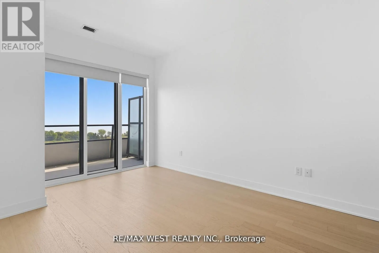 702 - 20 SHORE BREEZE DRIVE
