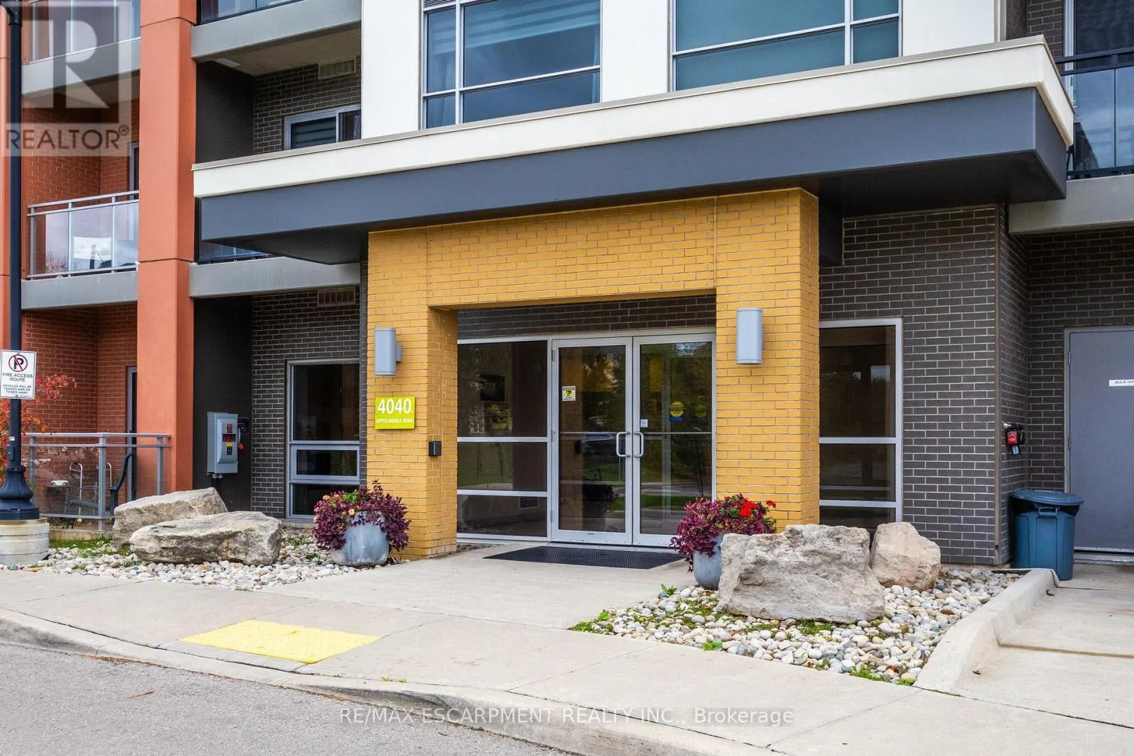 318 - 4040 UPPER MIDDLE ROAD
