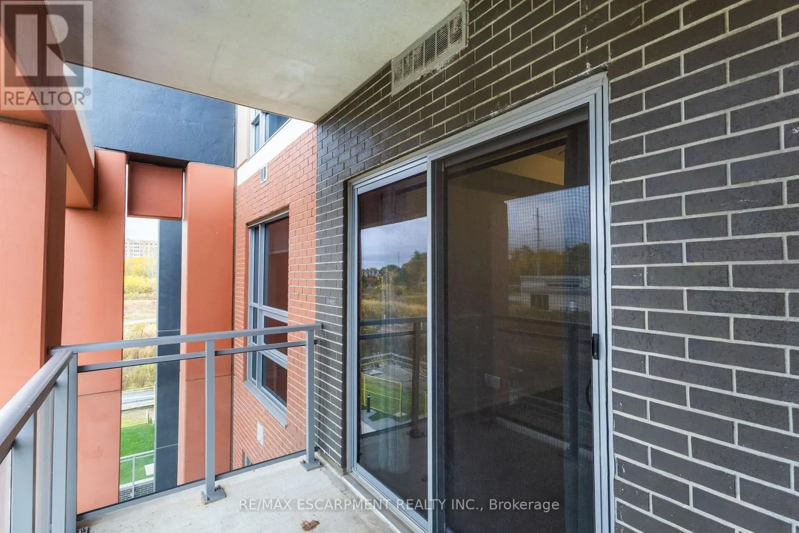 318 - 4040 UPPER MIDDLE ROAD