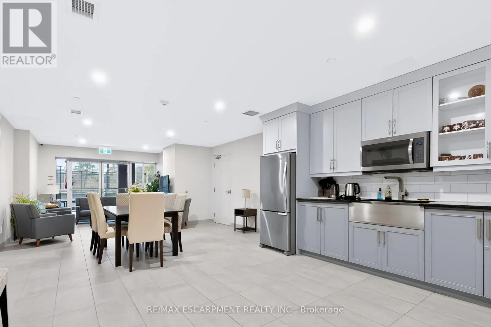 318 - 4040 UPPER MIDDLE ROAD