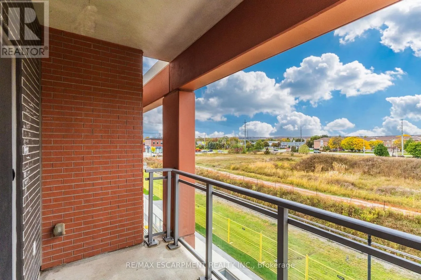 318 - 4040 UPPER MIDDLE ROAD