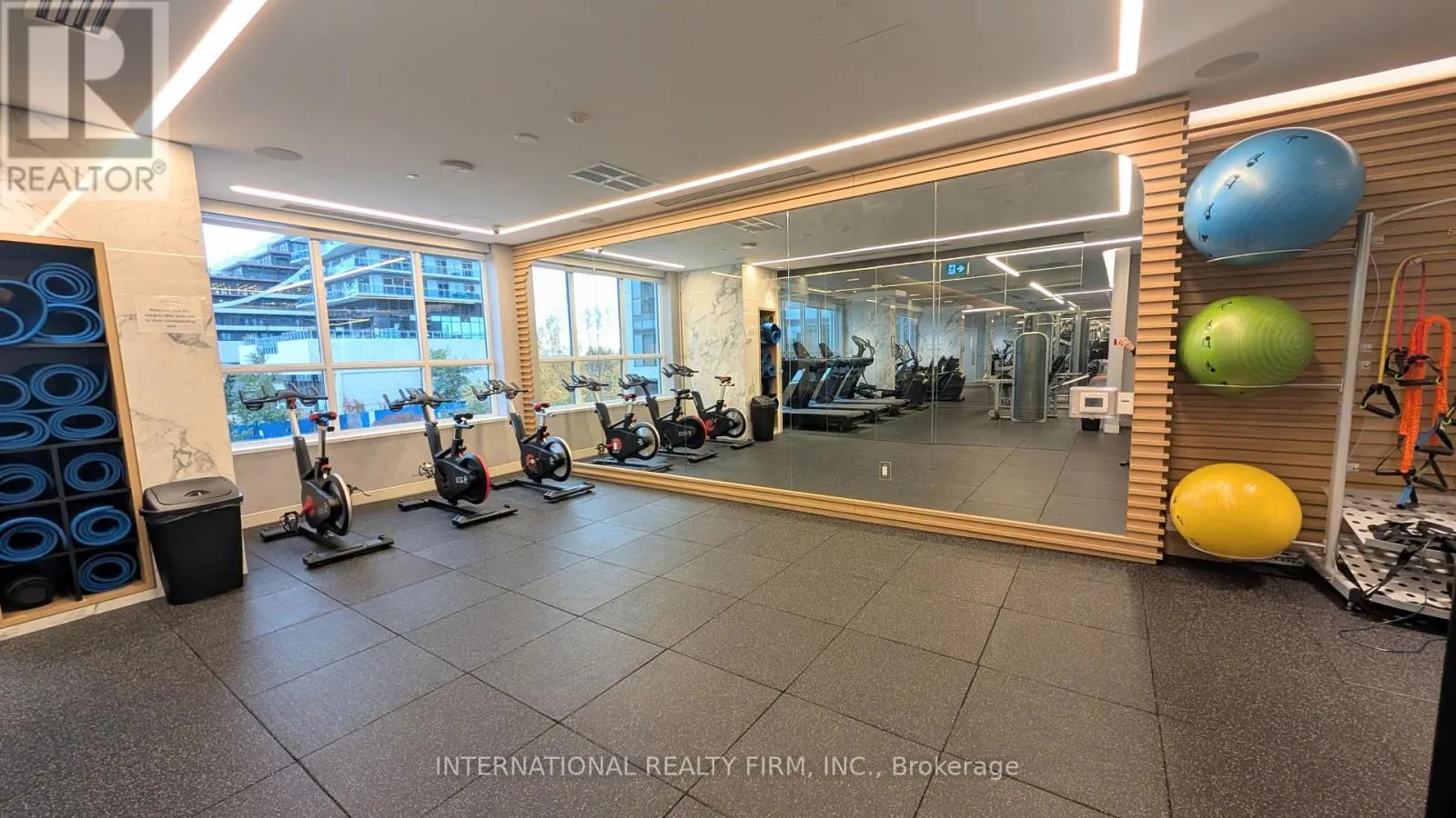 809 - 65 ANNIE CRAIG DRIVE