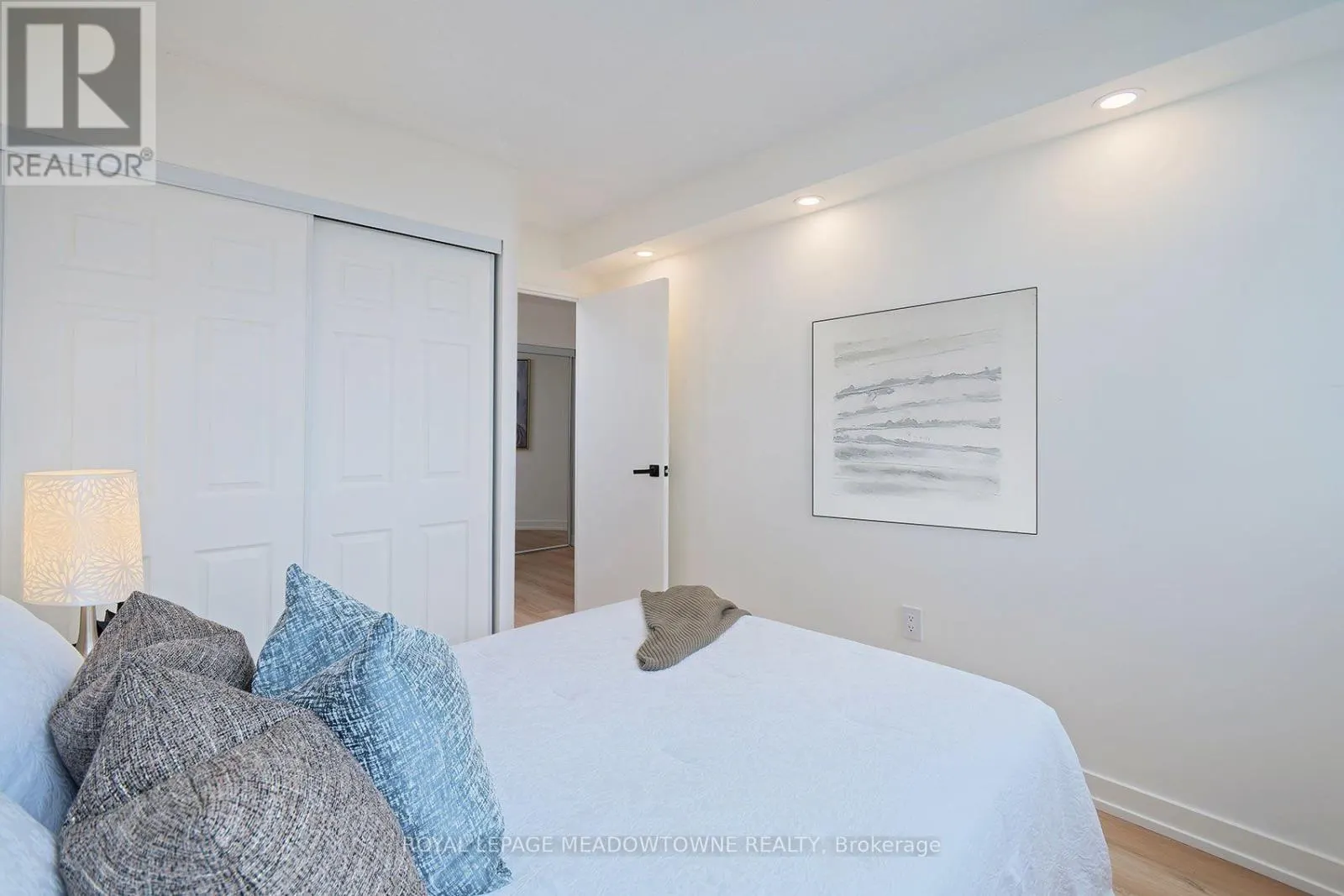 #806 - 2301 DERRY ROAD W