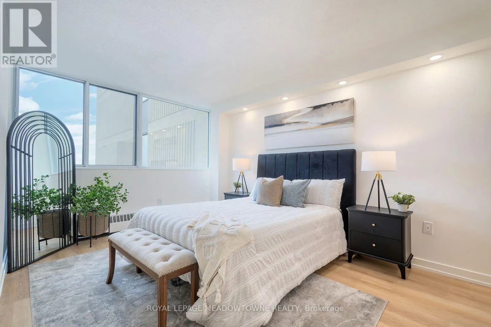 #806 - 2301 DERRY ROAD W