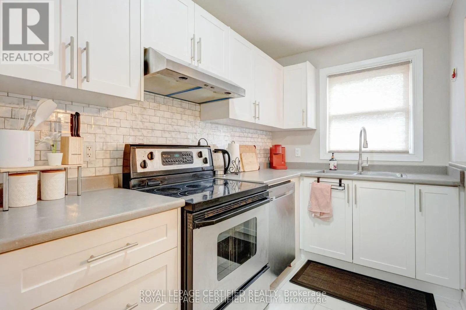 91 - 371 BRONTE STREET S