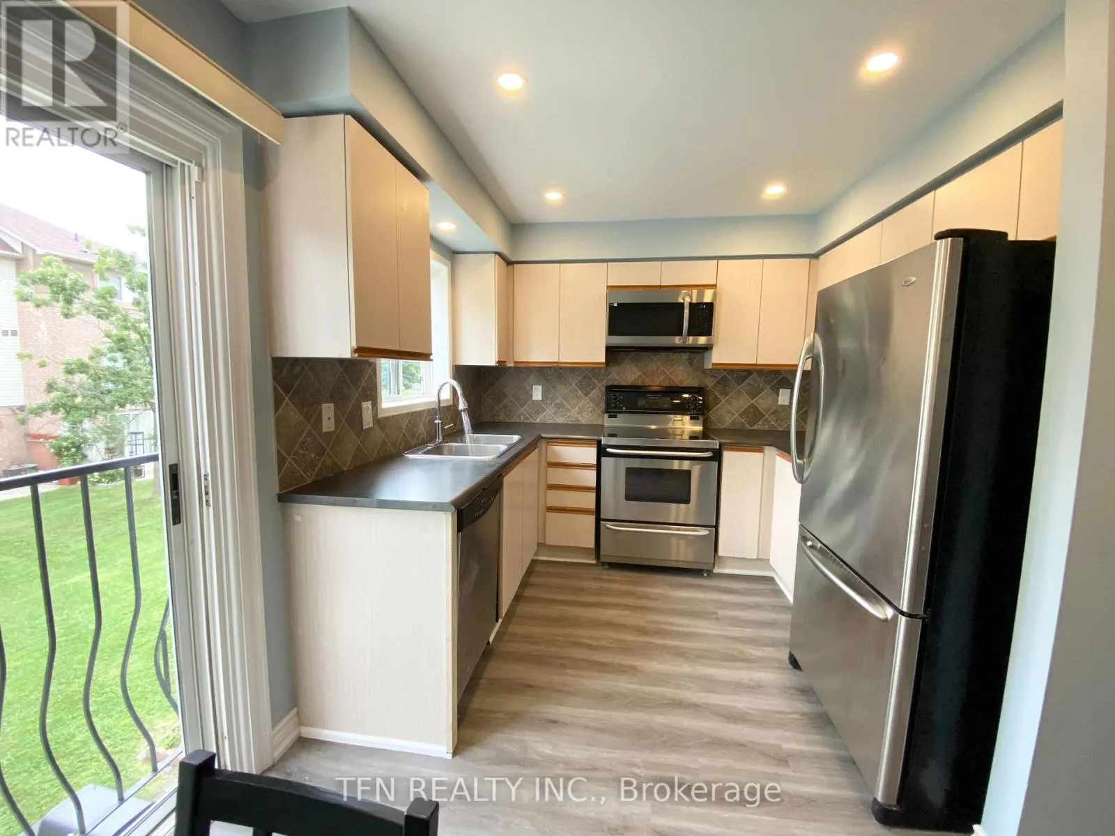 42 - 3020 CEDARGLEN GATE