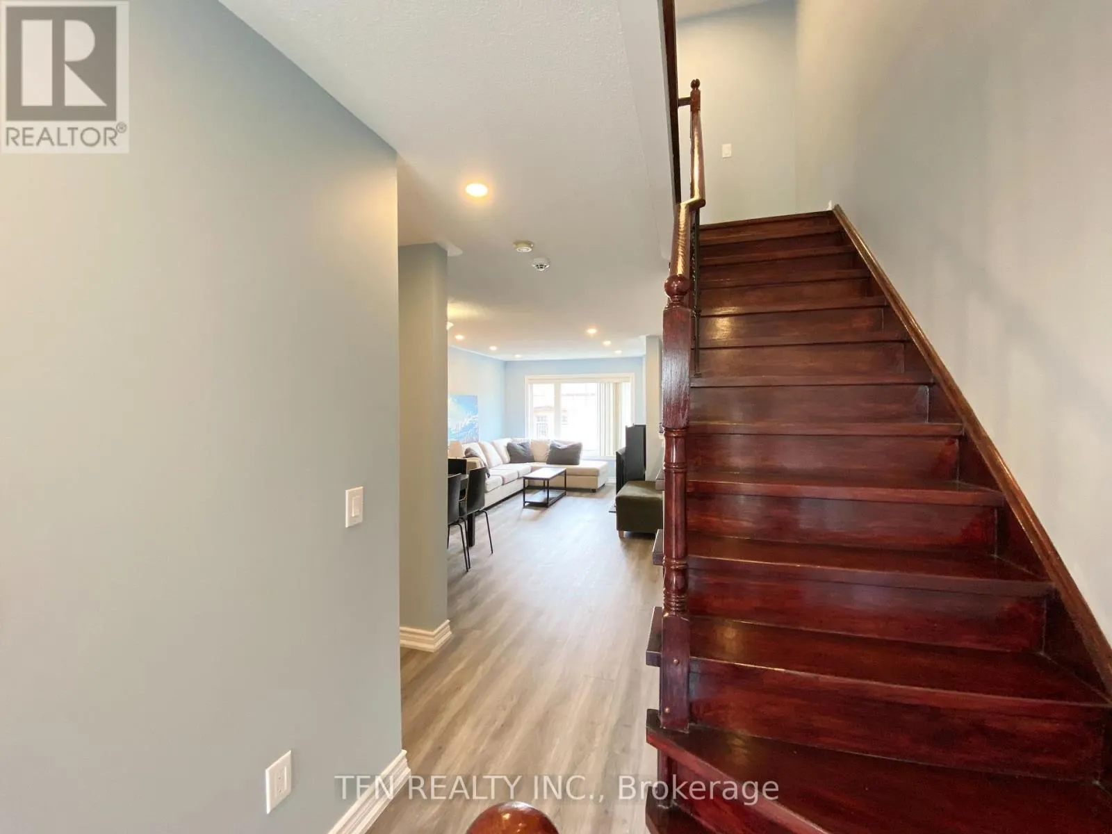 42 - 3020 CEDARGLEN GATE