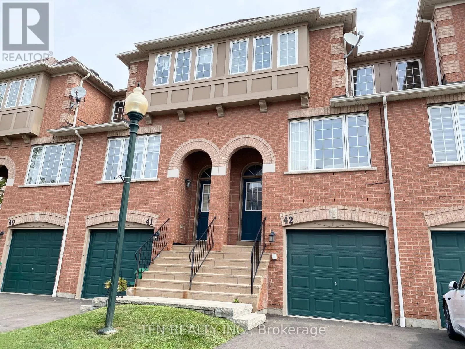 42 - 3020 CEDARGLEN GATE