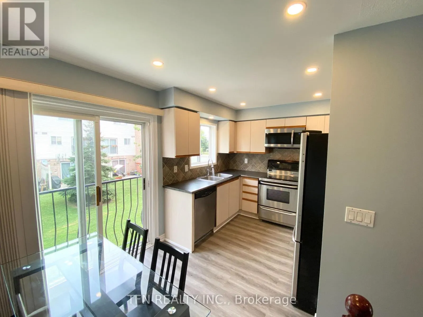 42 - 3020 CEDARGLEN GATE