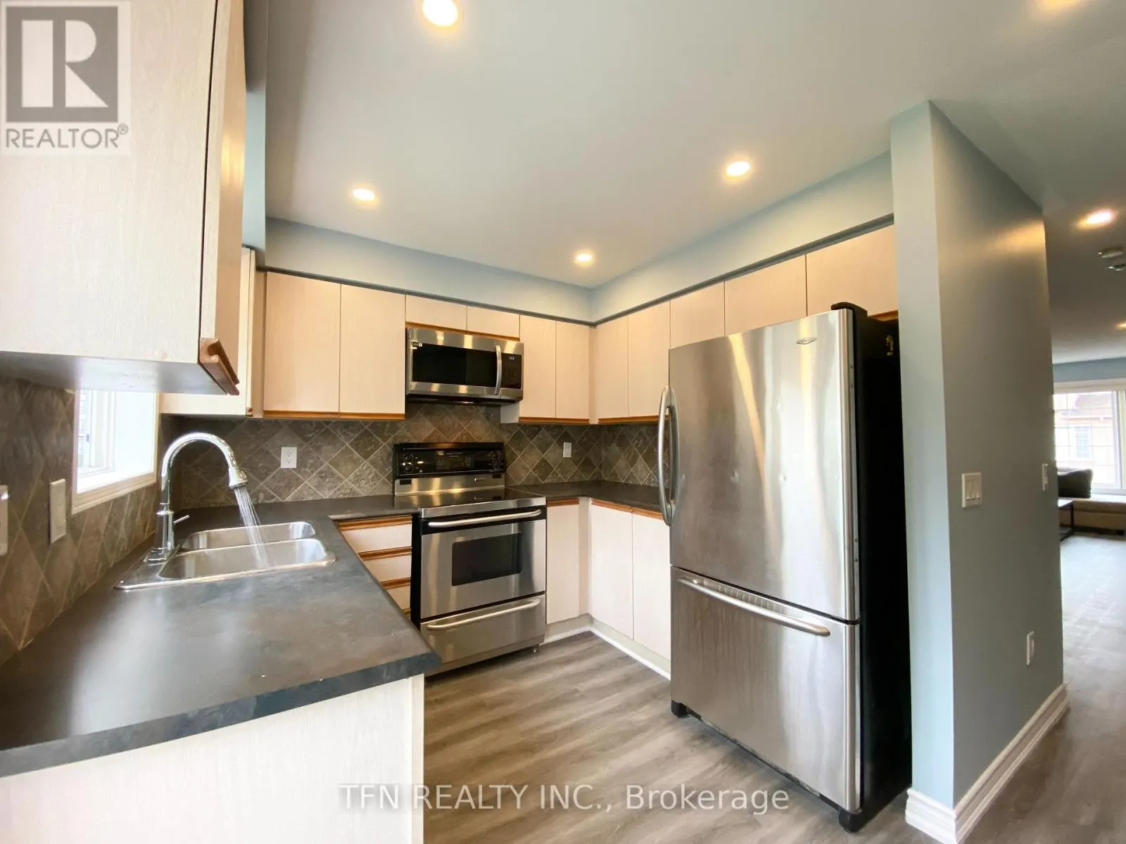 42 - 3020 CEDARGLEN GATE