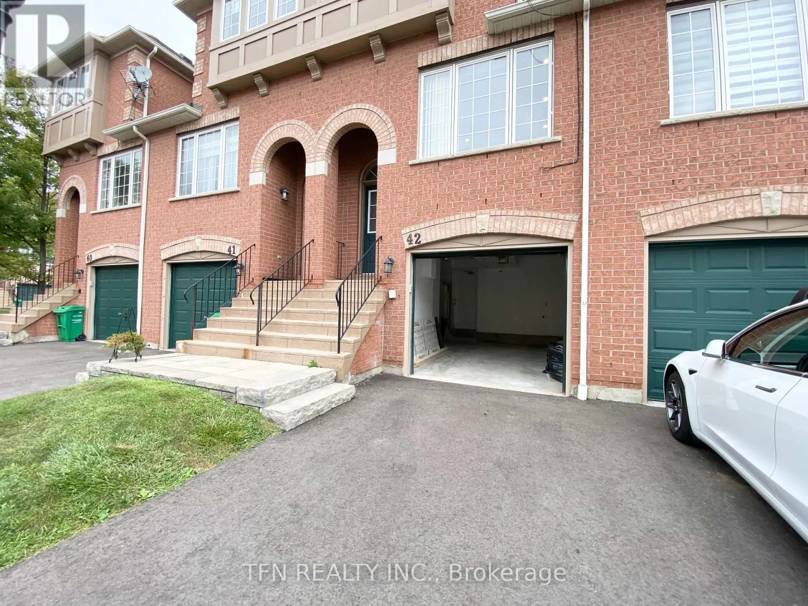 42 - 3020 CEDARGLEN GATE