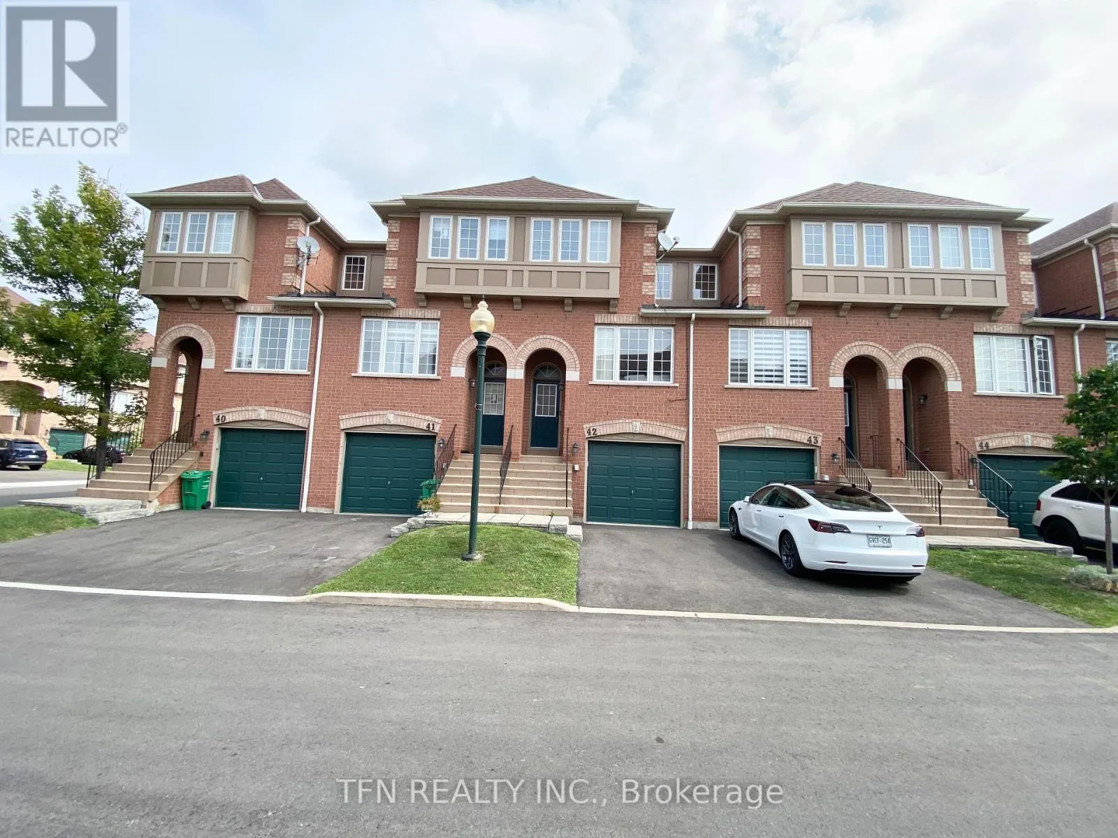 42 - 3020 CEDARGLEN GATE
