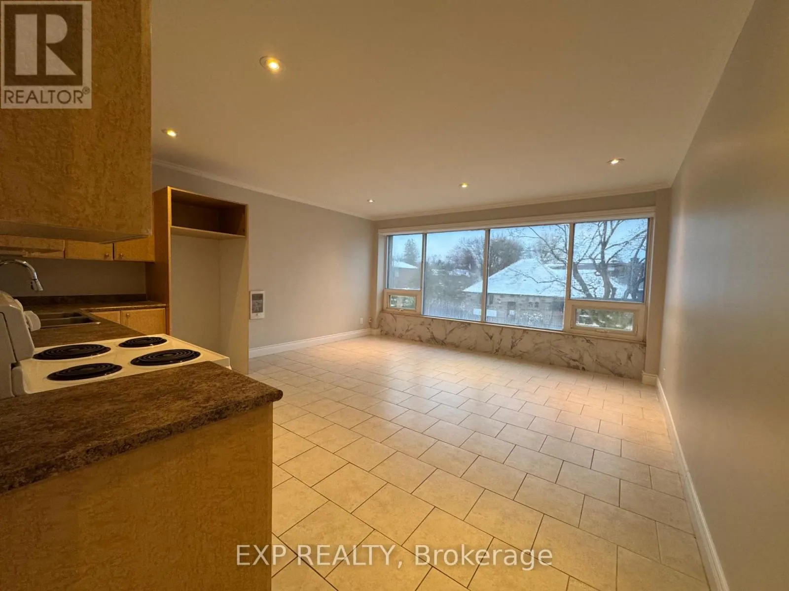 203 - 258 LAKESHORE ROAD E