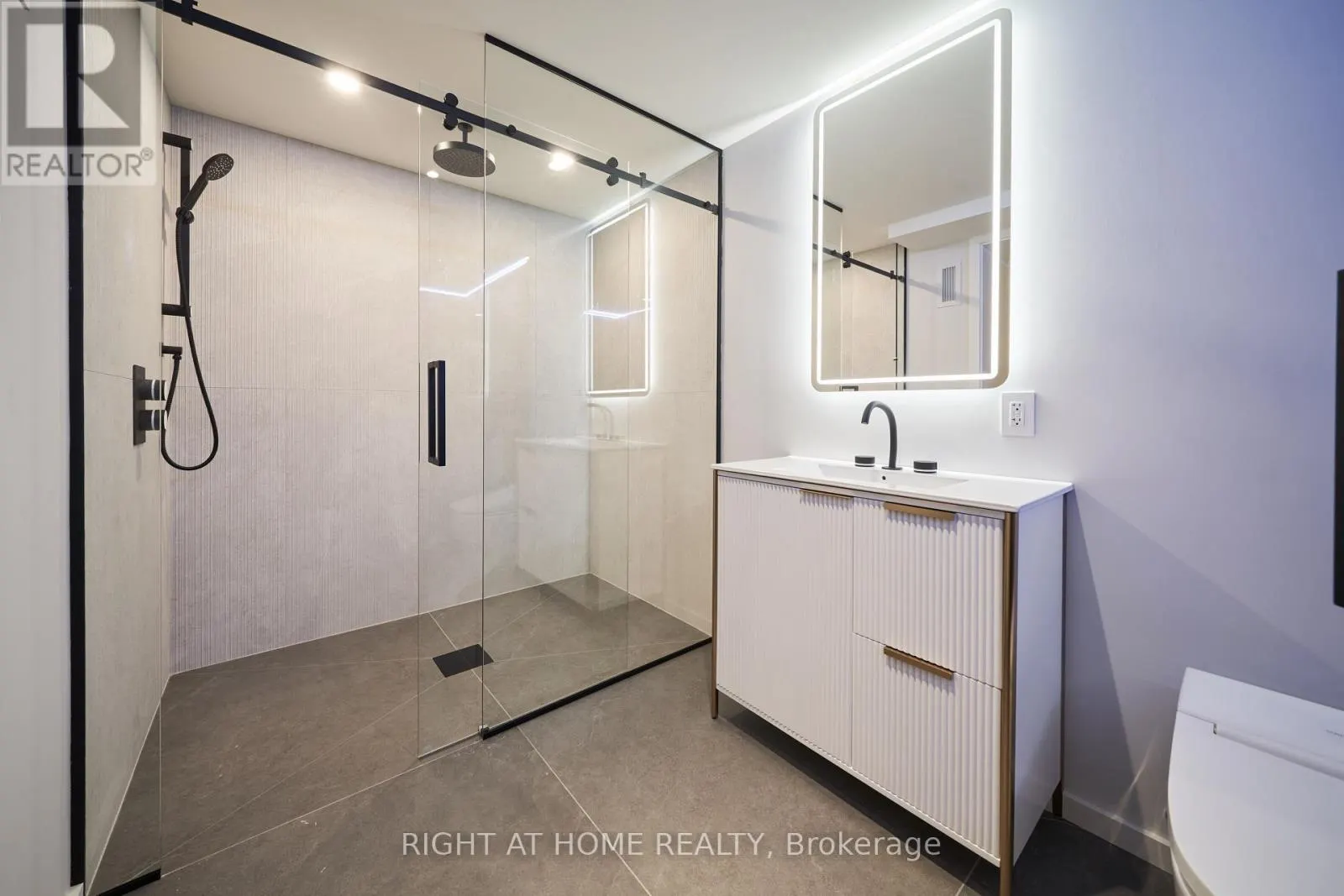 4675 DUNDAS STREET W