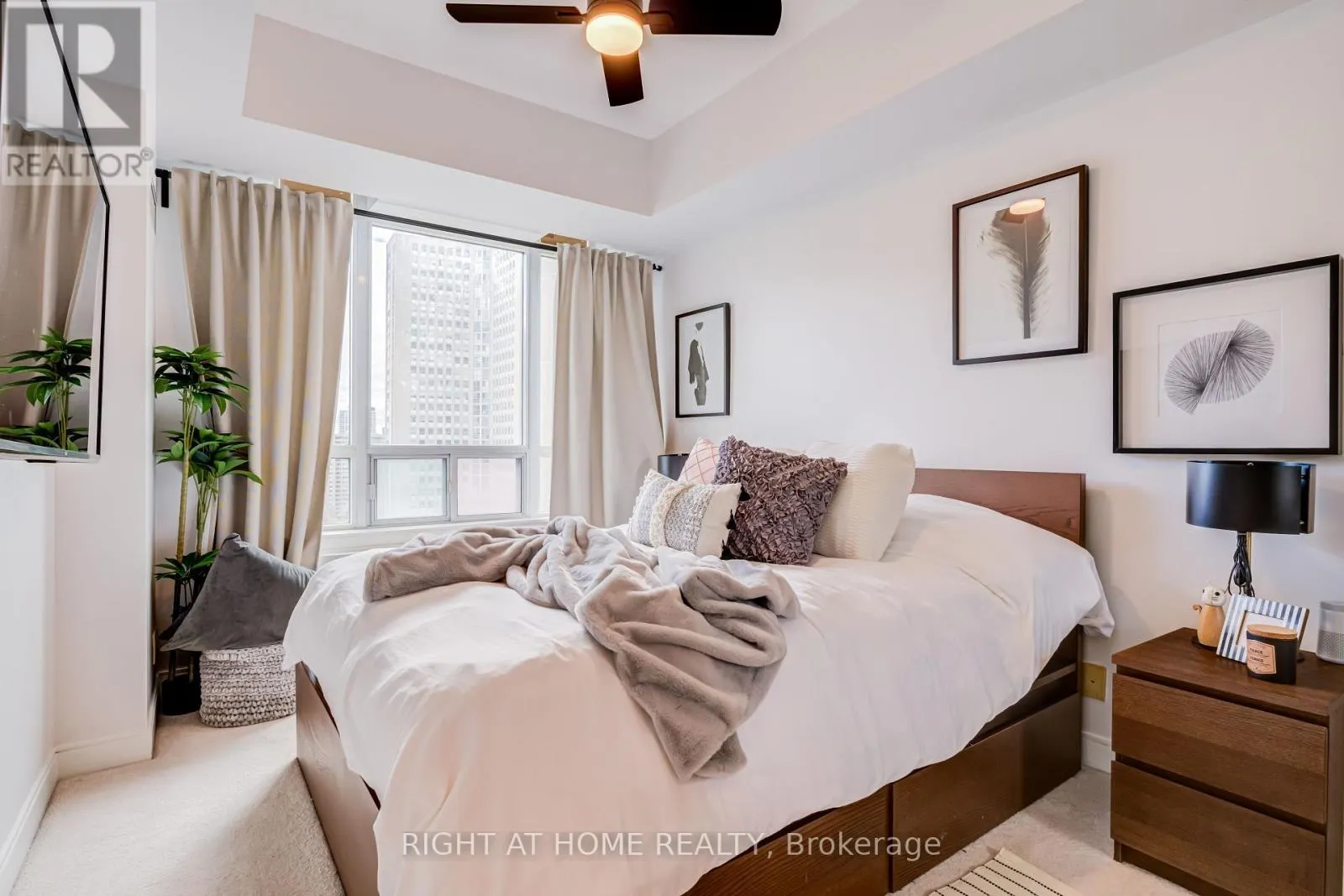 1405 - 70 ABSOLUTE AVENUE