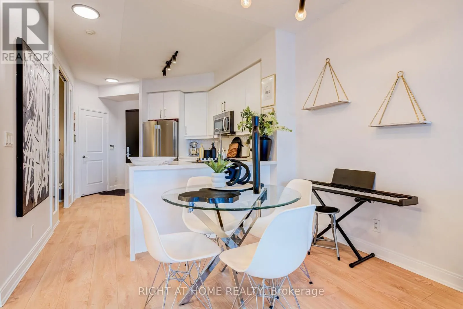 1405 - 70 ABSOLUTE AVENUE
