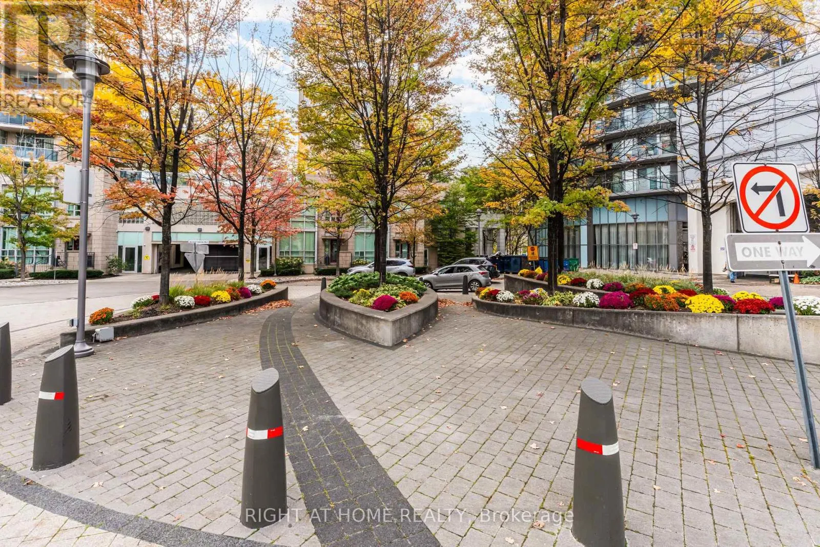 1405 - 70 ABSOLUTE AVENUE