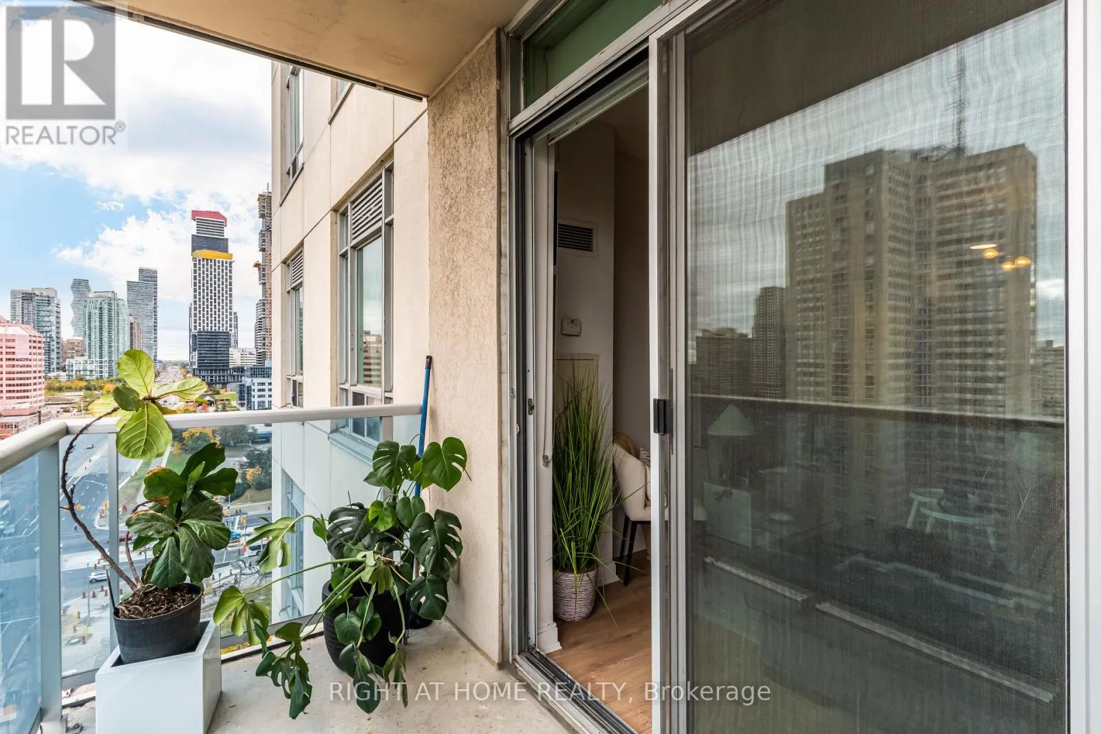 1405 - 70 ABSOLUTE AVENUE