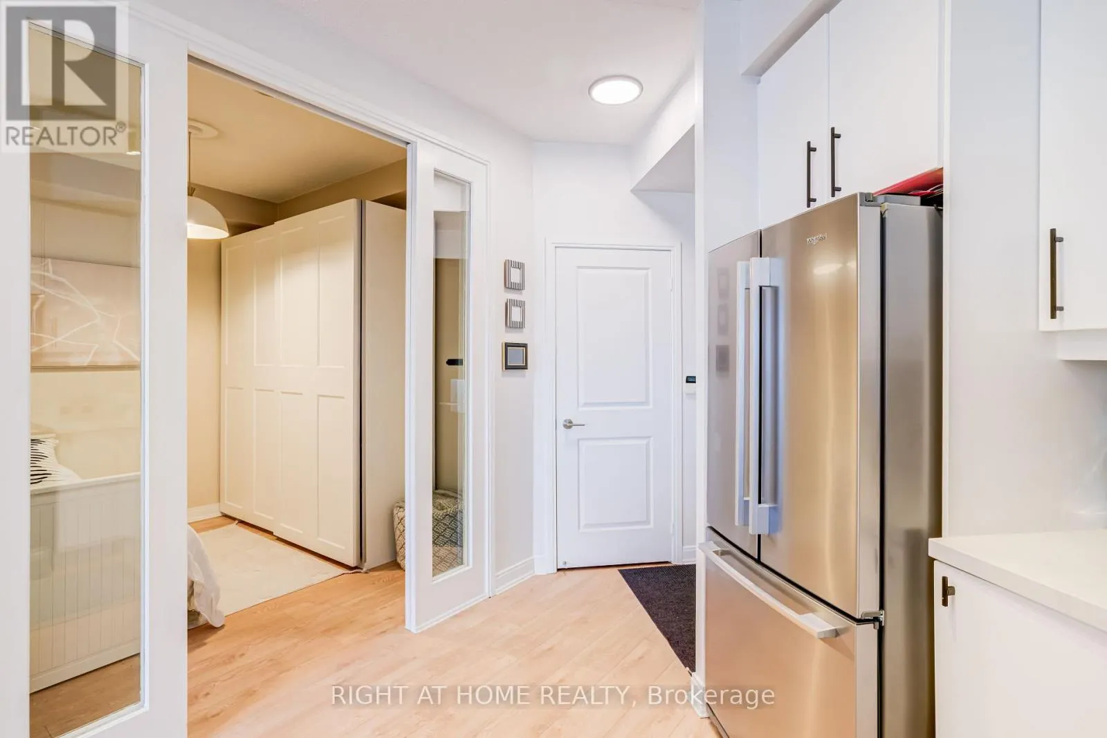 1405 - 70 ABSOLUTE AVENUE