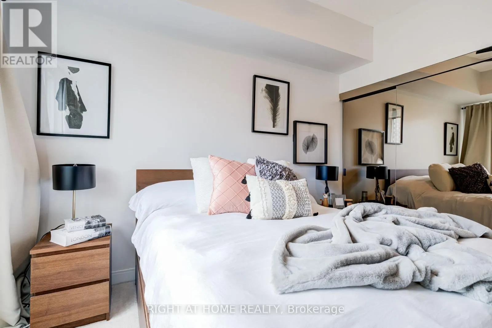 1405 - 70 ABSOLUTE AVENUE