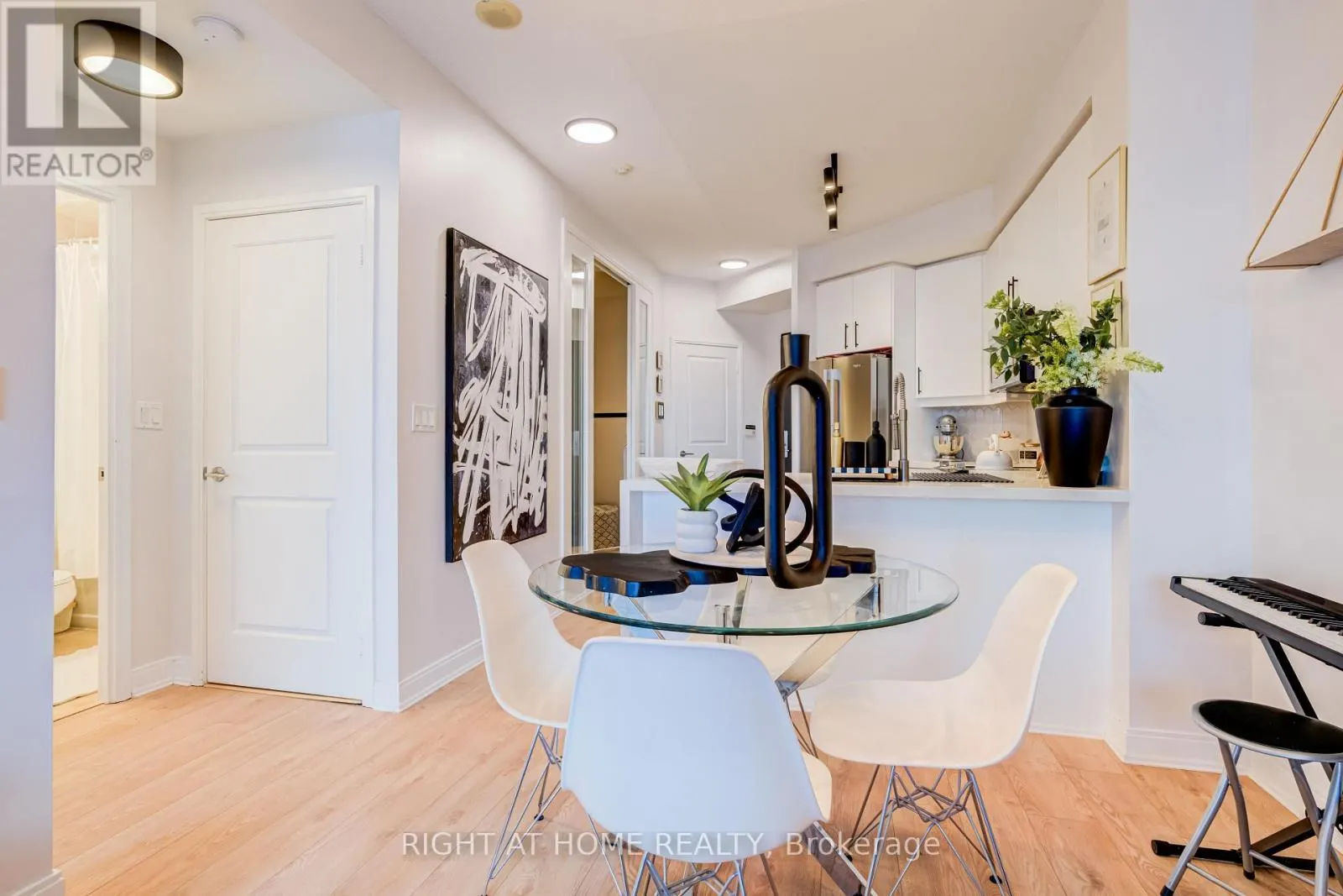 1405 - 70 ABSOLUTE AVENUE