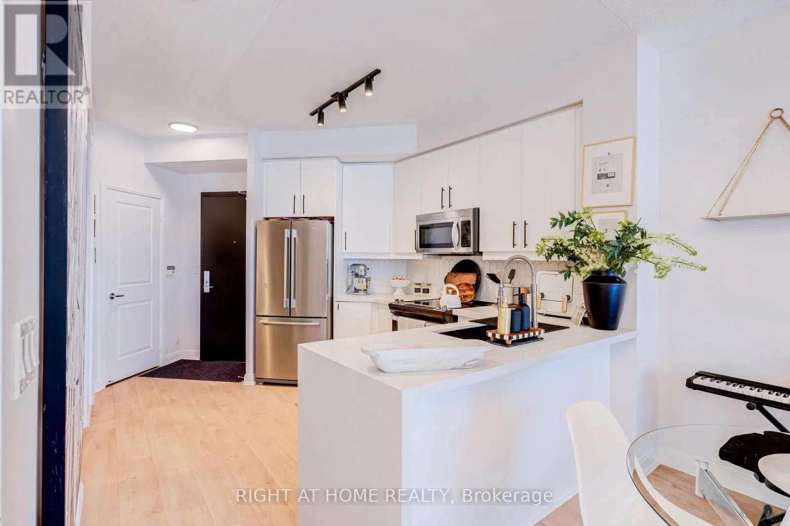 1405 - 70 ABSOLUTE AVENUE