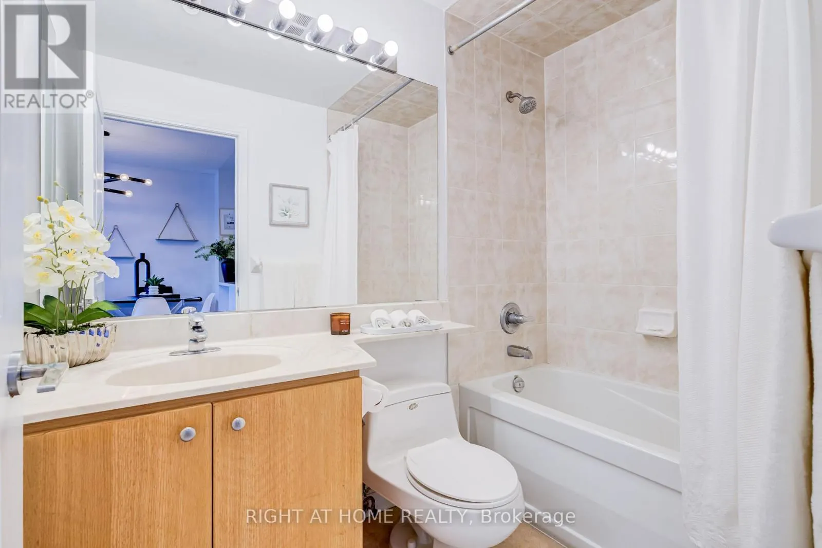 1405 - 70 ABSOLUTE AVENUE