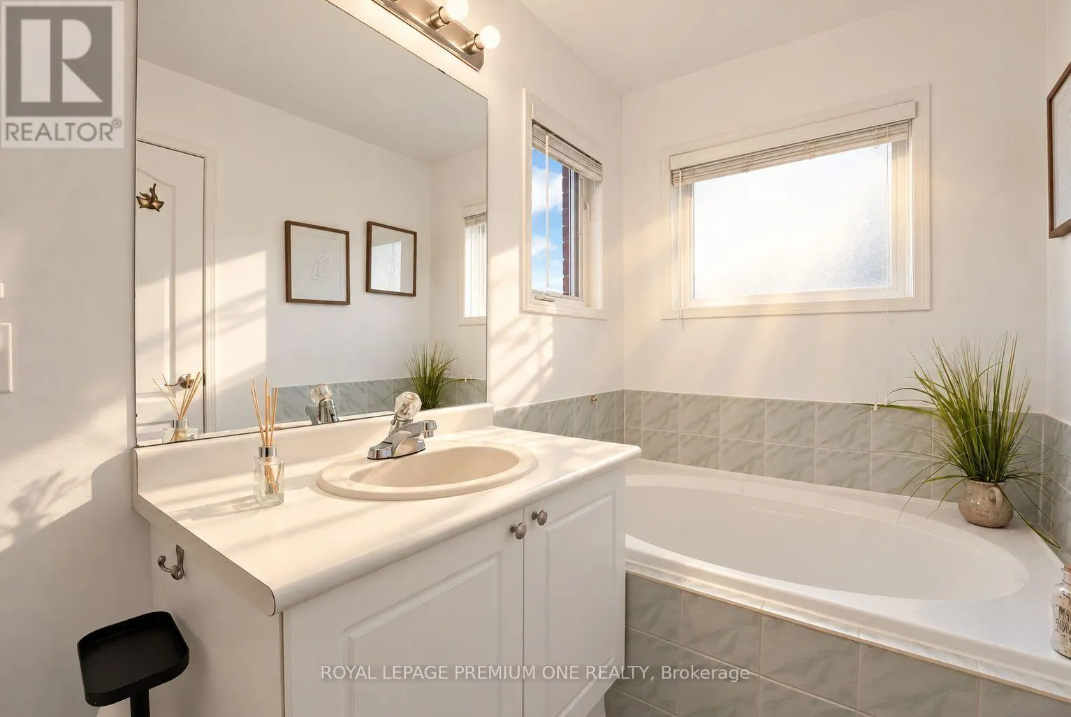 2673 CASTLE HILL CRESCENT
