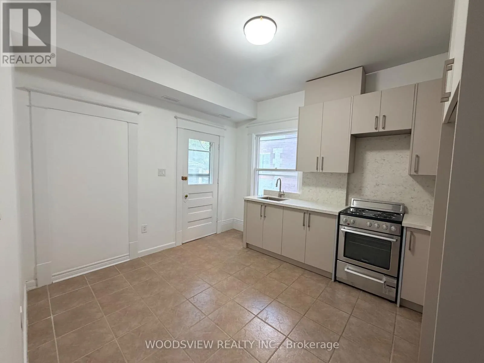 MAIN FLOOR - 152 MEDLAND STREET