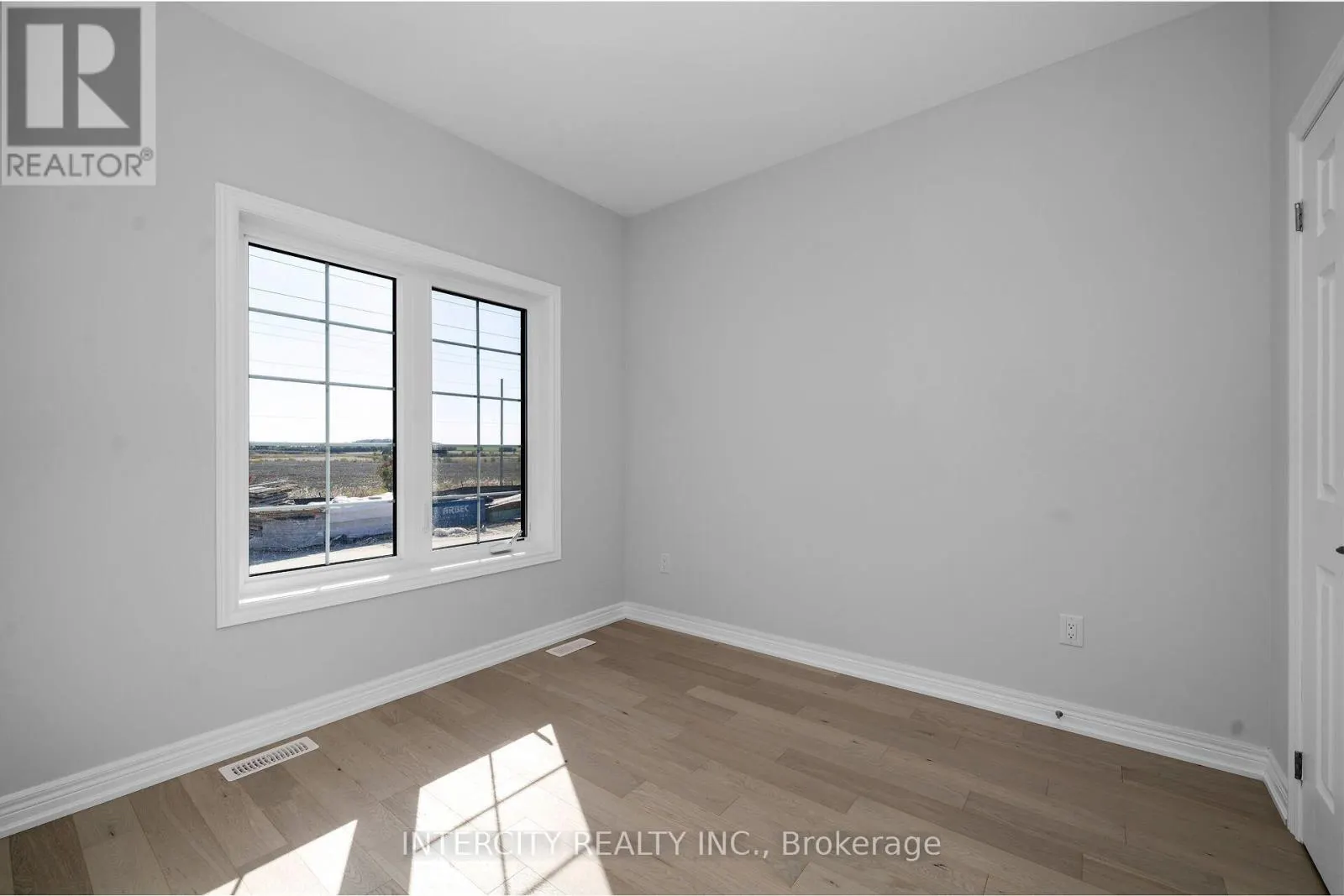 BLK7 TH 32 - 21 SUNBIRD WAY
