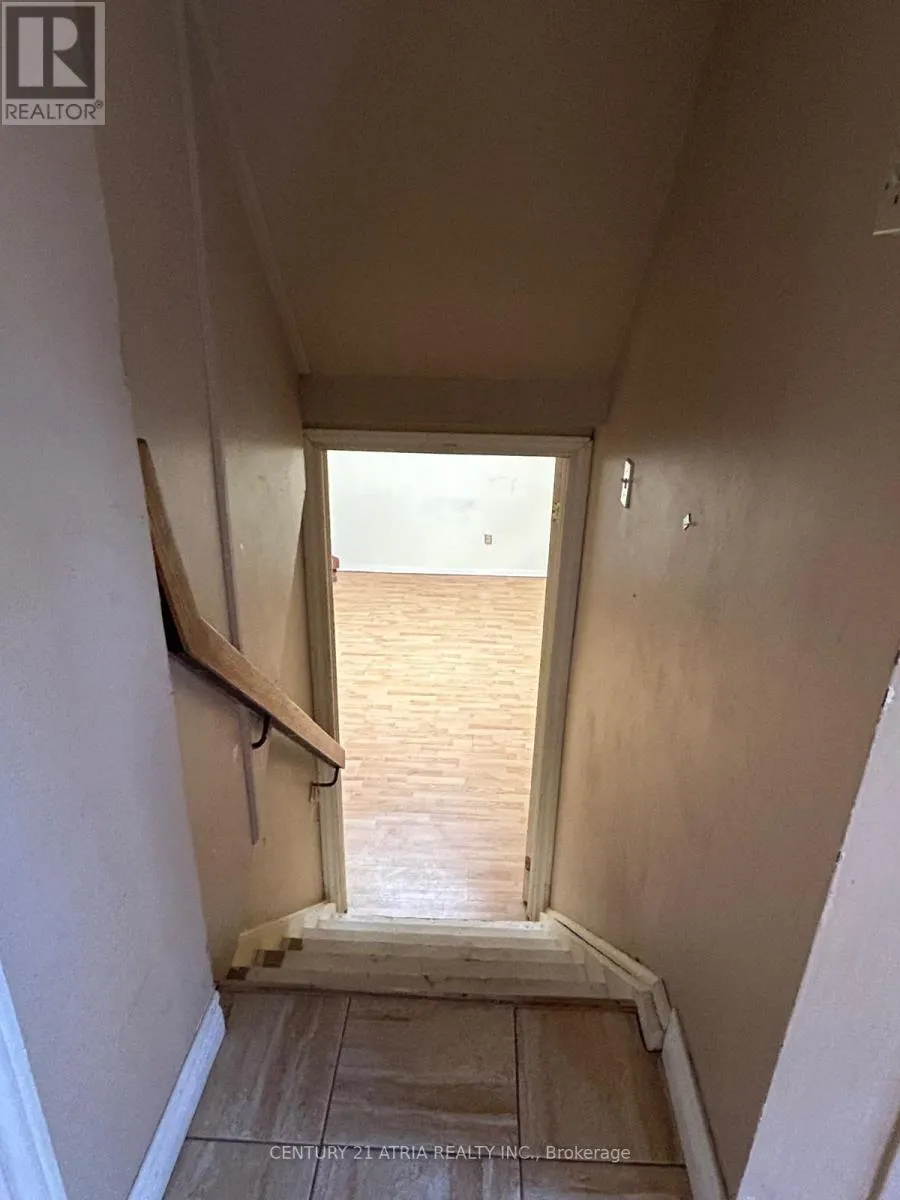 6 LINDRIDGE AVENUE