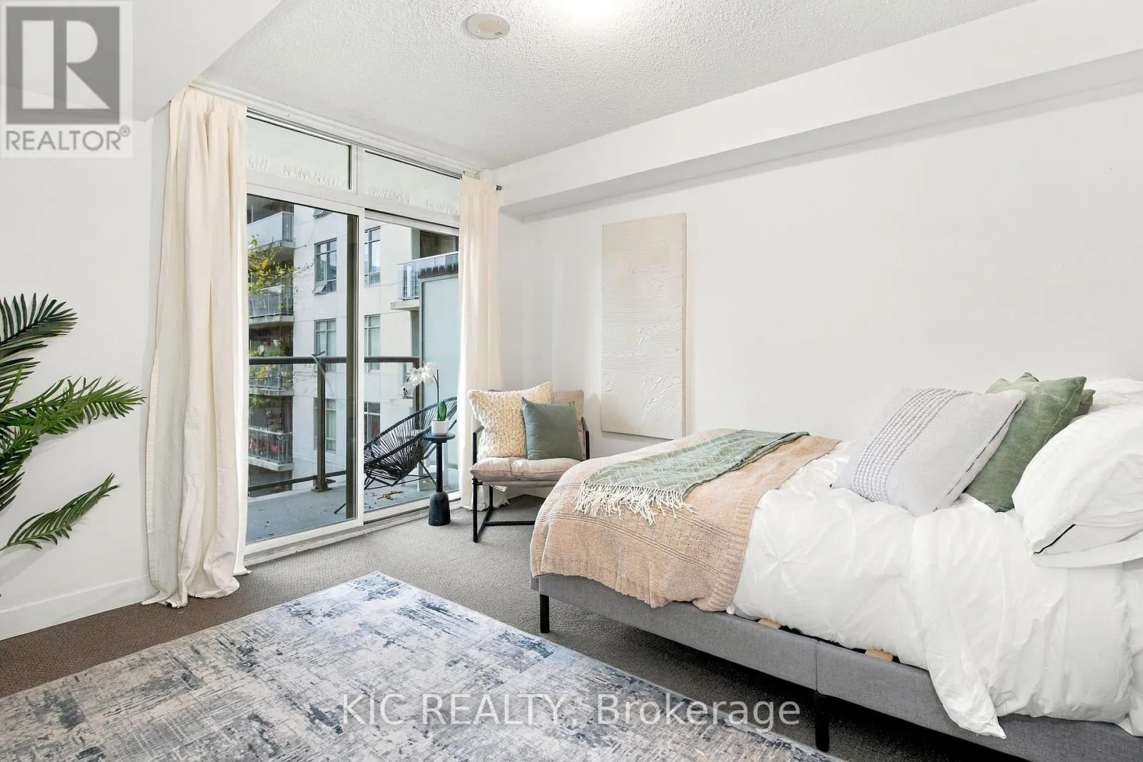 424 - 816 LANSDOWNE AVENUE
