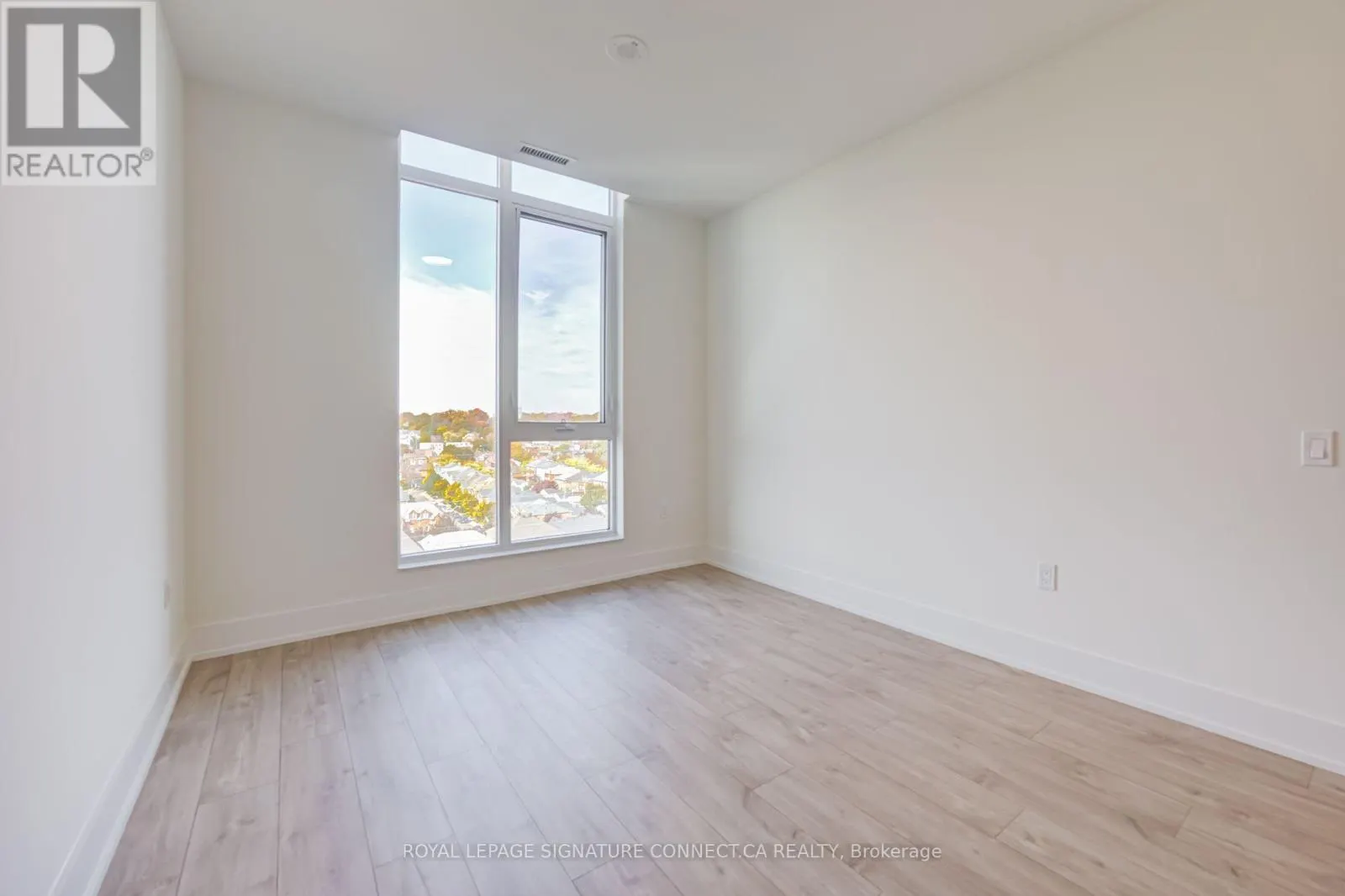 PH12 - 858 DUPONT STREET