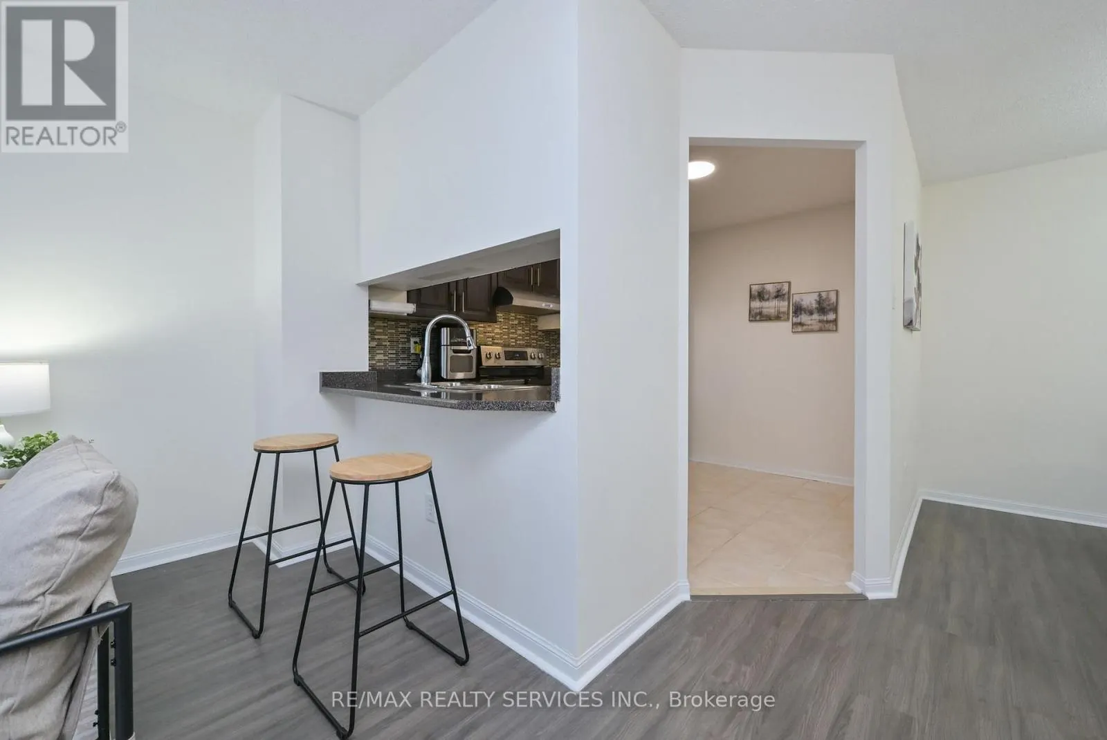 104 - 12 LAURELCREST STREET